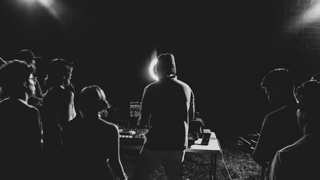 Independent artist performing live — Sphoten free music distribution